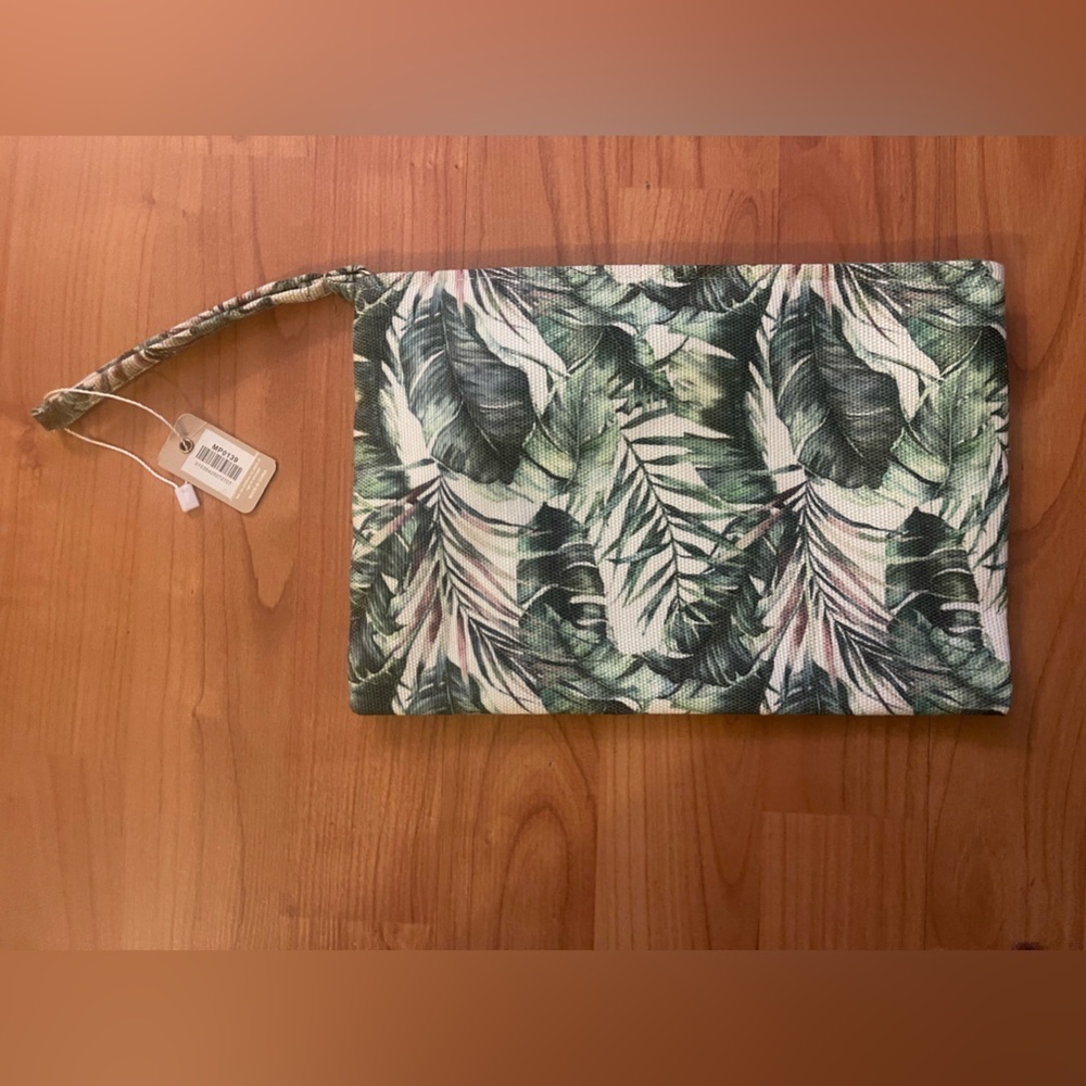 Wristlet Styline Palm print with green liner/pocket